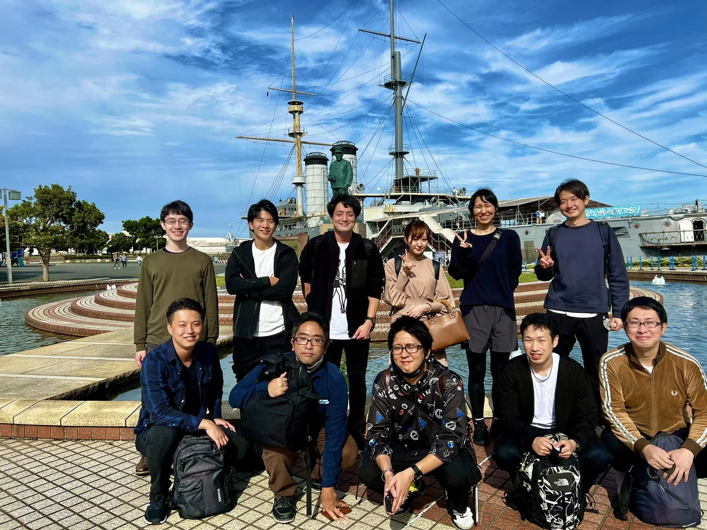 2022年社員旅行で記念艦三笠を見学した社員の集合写真