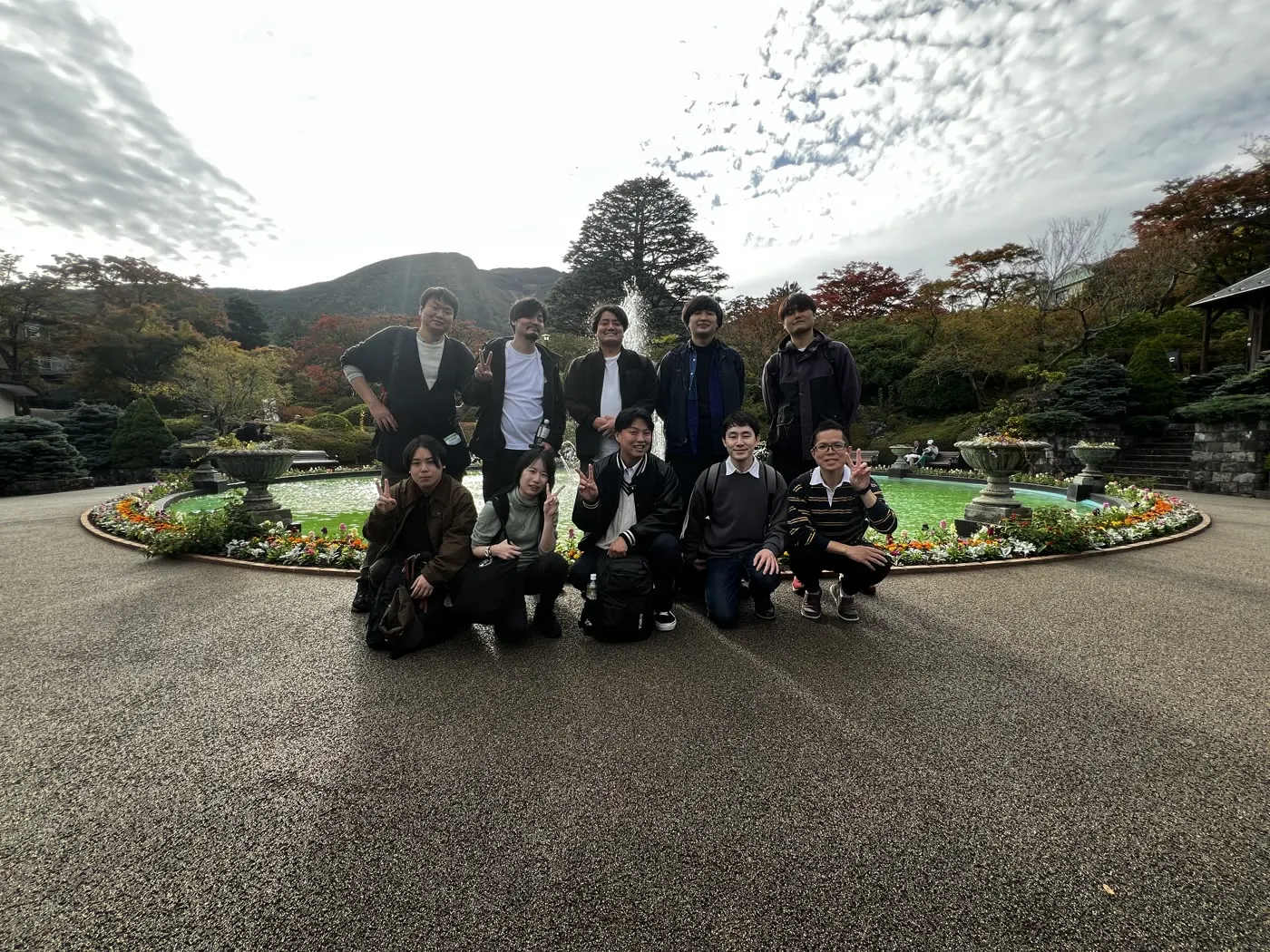 箱根の自然の中で撮影した社員旅行の集合写真