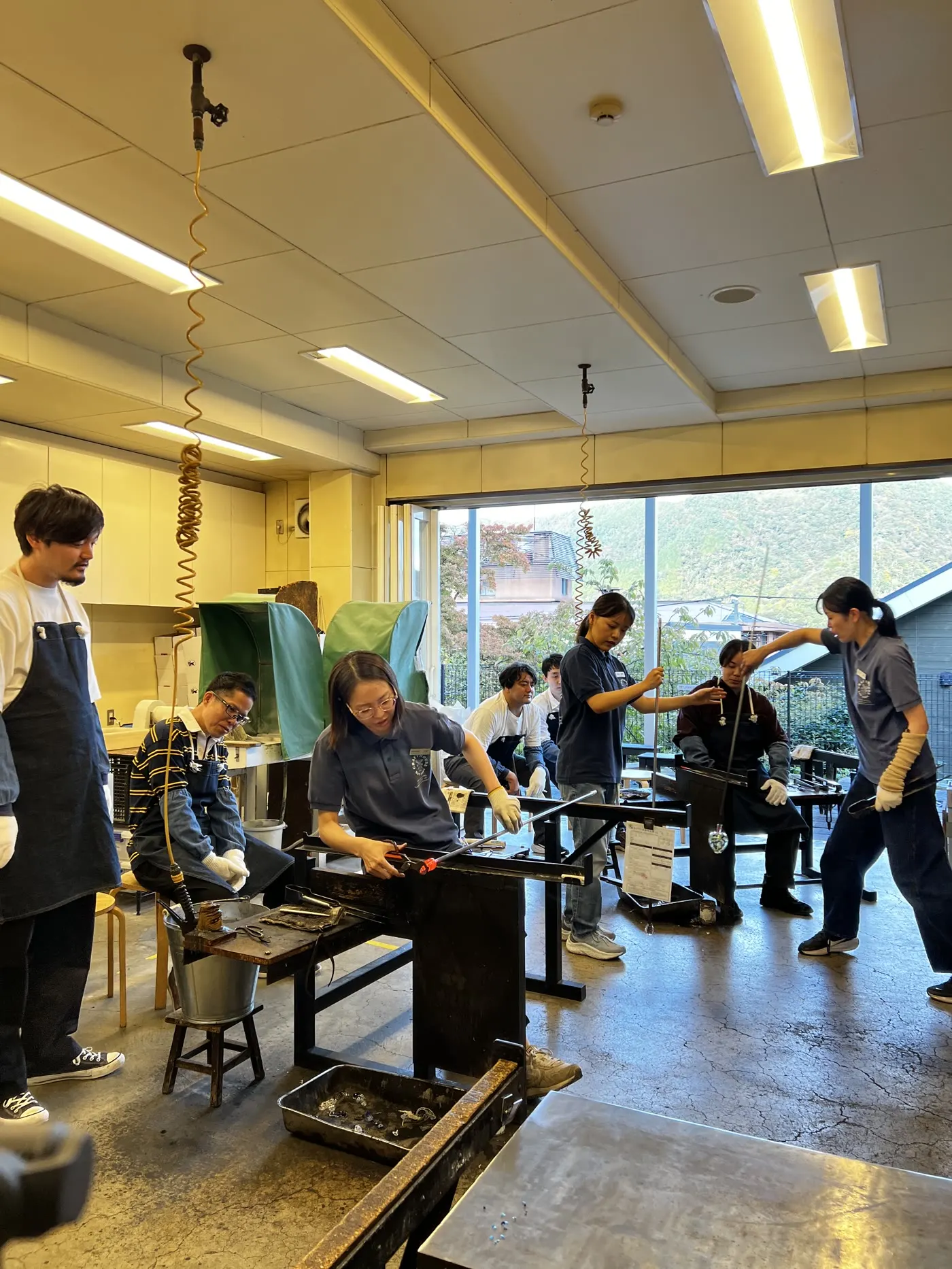 2025年社員旅行のガラス制作体験の様子